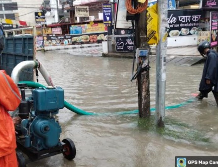 मूसलाधार बारिश से देहरादून के शहरी इलाकों में जलभराव, प्रशासन ने त्वरित कार्रवाई से निभाई जिम्मेदारी