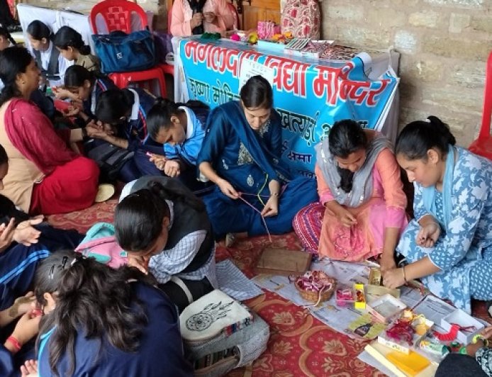 अल्मोड़ा में रक्षाबंधन की रौनक: रेखा की खूबसूरत राखियाँ और लक्ष्मी की आकर्षक मेहंदी