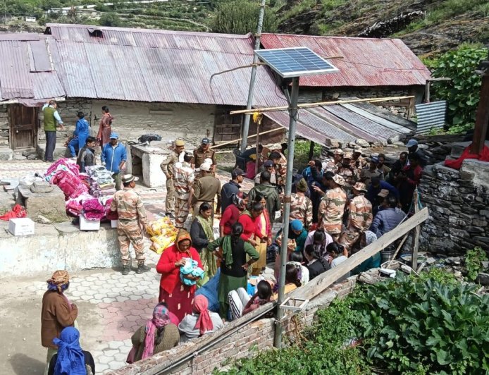 धराली में आपदा राहत अभियान: सरकार की तत्परता और स्थानीय सहयोग