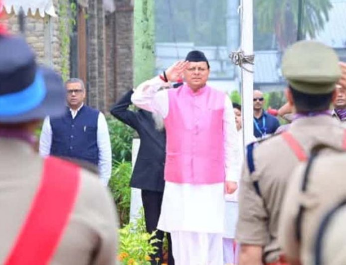 सीएम धामी ने स्वतंत्रता संग्राम सेनानियों के परिजनों और पुलिसकर्मियों को किया सम्मानित