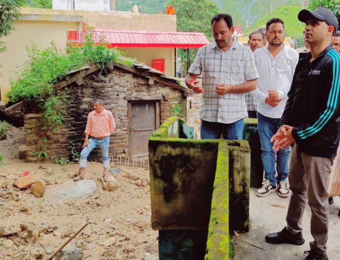 डीएम आशीष भटगांई ने मगरोपहरी रवाईखाल में मालवा से प्रभावित भवनों का किया स्थलीय निरीक्षण