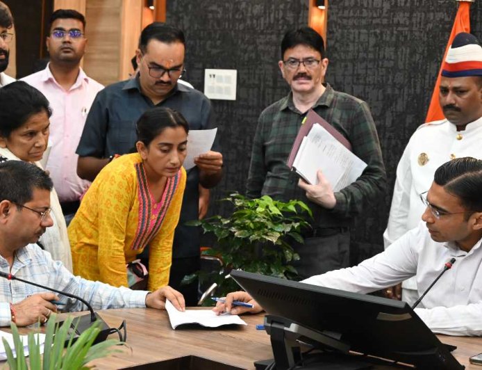 बुजुर्गों की समस्याओं का समाधान: डीएम ने मांगी रिपोर्ट, बेटा कर रहा था घर से बाहर