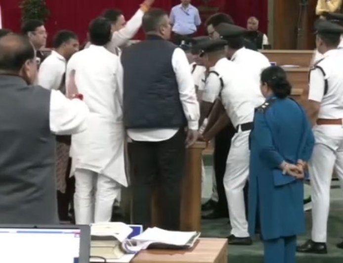 उत्तराखंड विधानसभा में हंगामा: माइक फेंकने और टेबल पलटाने की कोशिश