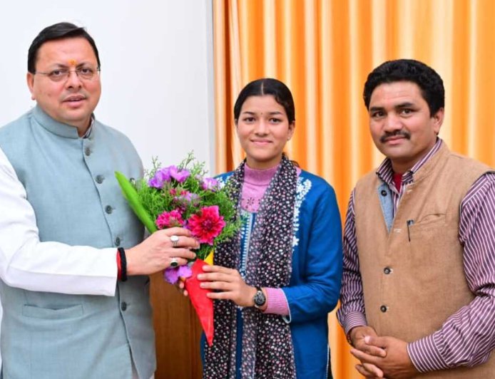 मुख्यमंत्री धामी एवं ग्राम प्रधान प्रियंका नेगी की मुलाकात: सारकोट के विकास के लिए नई पहल