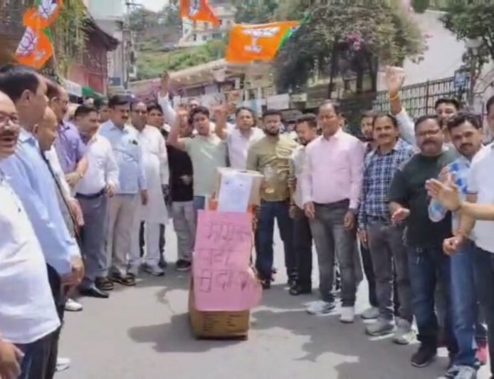विधानसभा सत्र में हंगामा, भाजपा ने फूंका कांग्रेस का पुतला
