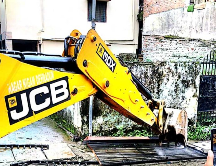 सार्वजनिक रास्ते पर अतिक्रमण हटाने के लिए प्रशासन ने किया गेट का ध्वस्तीकरण