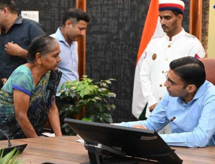डीएम द्वारा भरी गई फीस: अंजलि बनेगी डॉक्टर, नंदा-सुनंदा योजना से तीन बालिकाओं की शिक्षा को मिली नई राह