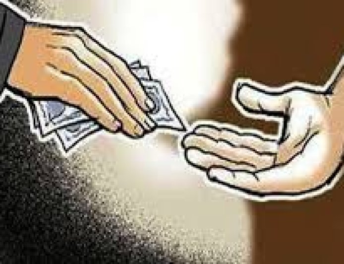 सतपुली के उपकोषाधिकारी रिश्वत लेते रंगेहाथ गिरफ्तार - एक सख्त कदम भ्रष्टाचार के खिलाफ