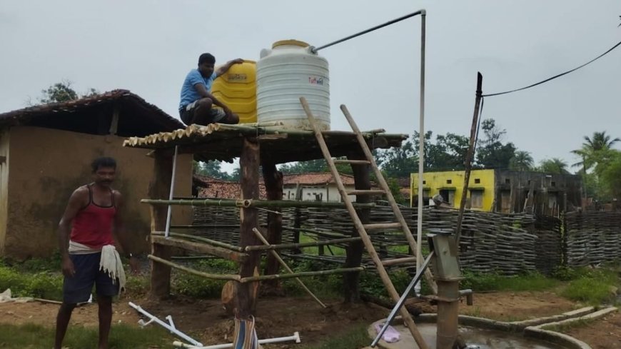 फिर आदिवासियों ने पेश की देसी तकनीक की मिशाल : अब पेयजल संकट से निपटने बनाया बांस-बल्लियों का पानी टावर, क्या प्रशासन अब समझेगा अपनी जिम्मेदारी?