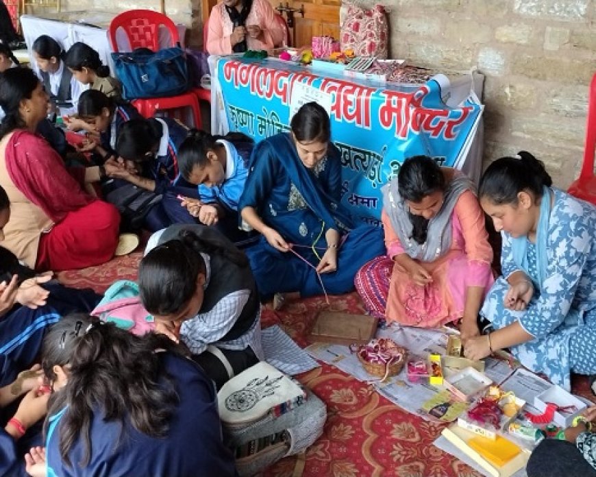 अल्मोड़ा: रेखा ने सबसे सुंदर राखी बनाई, लक्ष्मी ने आकर्षक मेहंदी सजाई