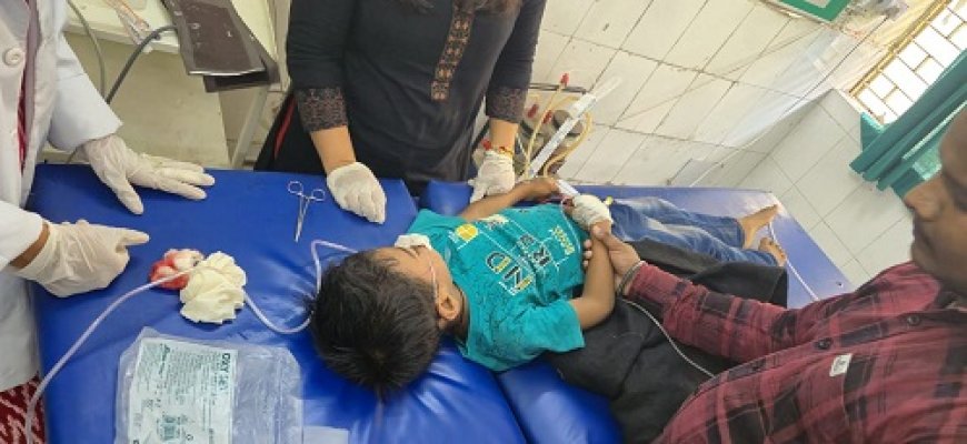 तेज रफ्तार बाइक ने महिला और बच्चे को मारी टक्कर, बच्चे की हालत नाजुक