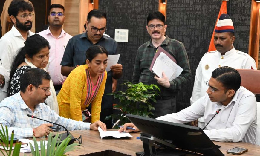 बेटा कर रहा घर से बाहर बुजुर्ग की गुहार पर डीएम ने तलब की रिपोर्ट