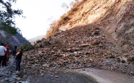 ऋषिकेश-गंगोत्री नेशनल हाइवे पर चट्टान गिरने से यातायात ठप, स्थानीय समुदाय में अफरातफरी