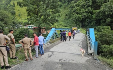 पुलिस वाहन से कूदकर भागे दो कैदी, नदी में कूदने की आशंका बनी हुई