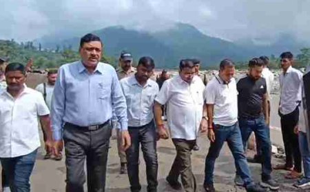 कमिश्नर ने बादल फटने से प्रभावित क्षेत्र का लिया जायजा
