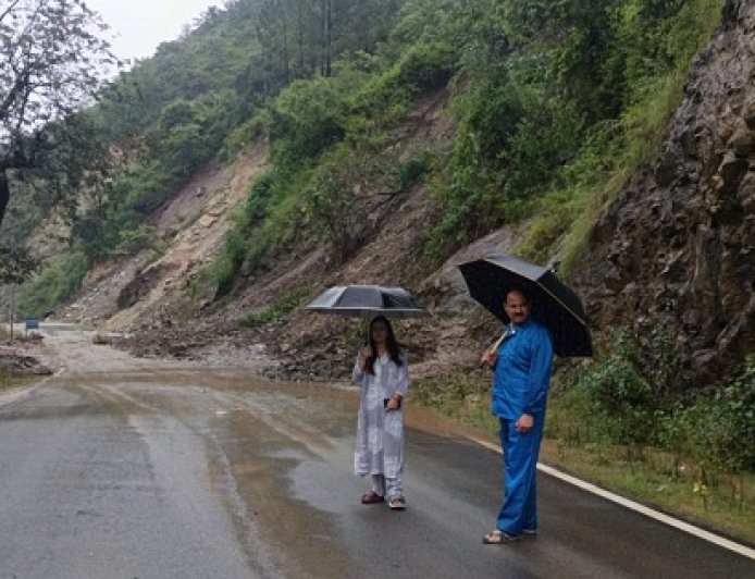 उत्तराखंड में भारी बारिश: कैंचीधाम में टीम ने लिया नुकसान की समीक्षा