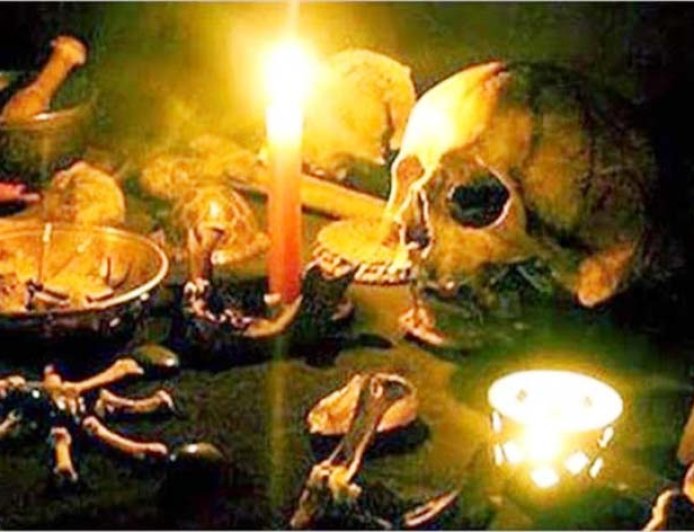 दुर्ग के विद्यालय परिसर में तंत्र-मंत्र की गतिविधि: खून से लथपथ पक्षी और अज्ञात निशान देख दहशत का माहौल