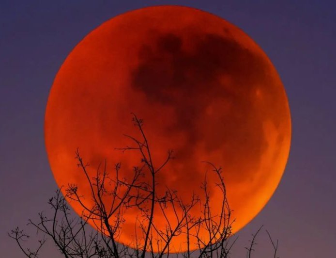 दिल्ली में चंद्र ग्रहण 2025: त्यौहार की रात आसमान में दिखेगा ‘रेड मून’