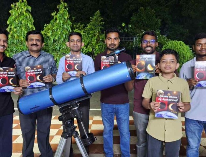 डॉ. दिनेश मिश्र ने चंद्रग्रहण के विषय में छात्रों से करी चर्चा, वैज्ञानिक जागरूकता पर दिया जोर