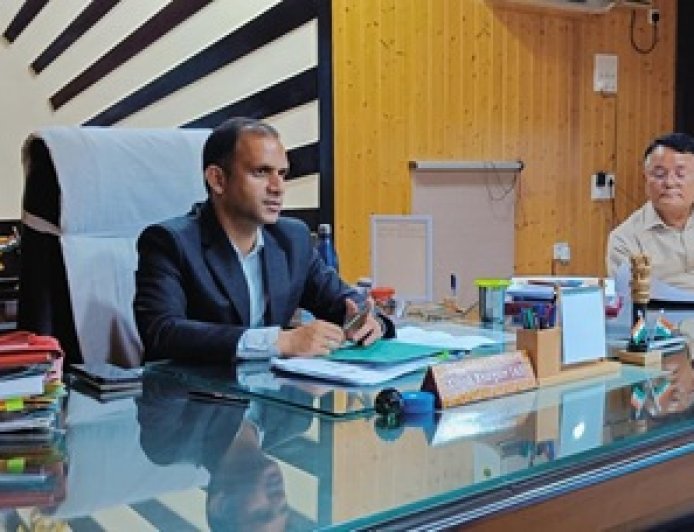 समय सीमा में गुणवत्तापरक निर्माण कार्य सुनिश्चित करें: डीएम आशीष भटगांई