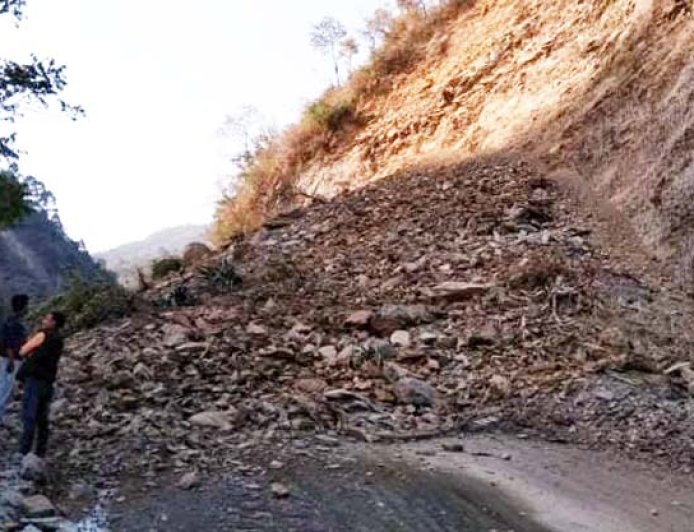 ऋषिकेश-गंगोत्री नेशनल हाइवे पर चट्टान गिरने से यातायात ठप, स्थानीय समुदाय में अफरातफरी