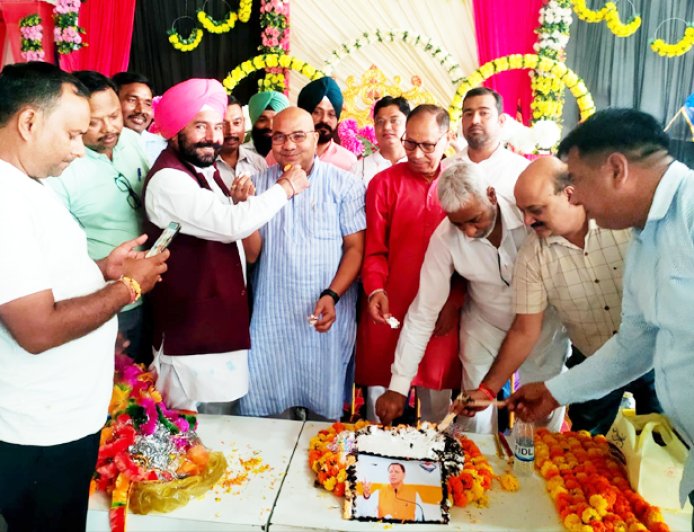 भारतीय जनता पार्टी के कार्यकर्ताओं ने पुष्कर सिंह धामी का जन्मदिन धूमधाम से मनाया