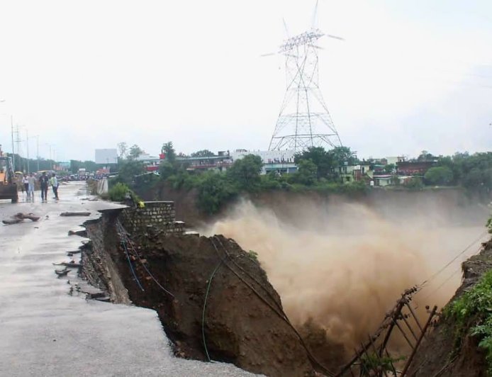 मुख्यमंत्री ने आपदा प्रबंधन सचिव से अतिवृष्टि से हुए नुकसान और राहत कार्यों की जानकारी ली