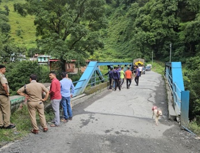 पुलिस वाहन से कूदकर भागे दो कैदी, नदी में कूदने की आशंका बनी हुई