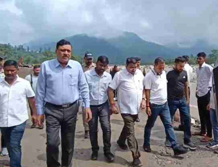 कमिश्नर ने बादल फटने से प्रभावित क्षेत्र का लिया जायजा