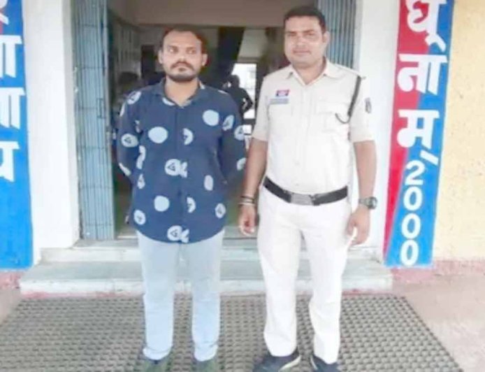 छत्तीसगढ़: फेसबुक पर महिला बनकर ठेकेदार से 25 लाख की ठगी, आरोपी को गिरफ्तार किया गया