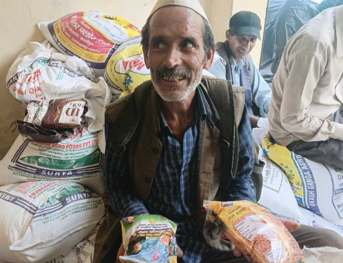 आपदाग्रस्त क्षेत्रों में राहत कार्य: जिला प्रशासन द्वारा बंटे 1220 फूड पैकेट