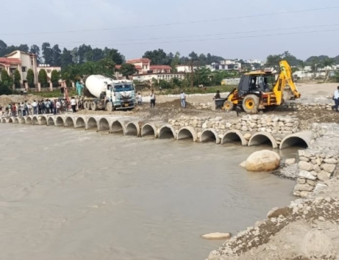 प्रेमनगर-नंदा की चौकी मार्ग पर अस्थायी पुल हुआ तैयार, छोटे वाहनों की आवाजाही शुरू