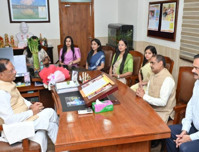 मुख्यमंत्री विष्णुदेव साय ने SAS के प्रशिक्षु अधिकारीयों से की भेंट, प्रशासनिक सेवा की भूमिका पर की चर्चा