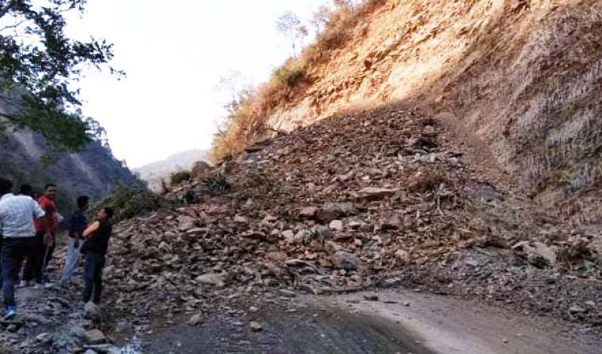 ऋषिकेश-गंगोत्री नेशनल हाइवे पर चट्टान गिरने से यातायात ठप, स्थानीय समुदाय में अफरातफरी