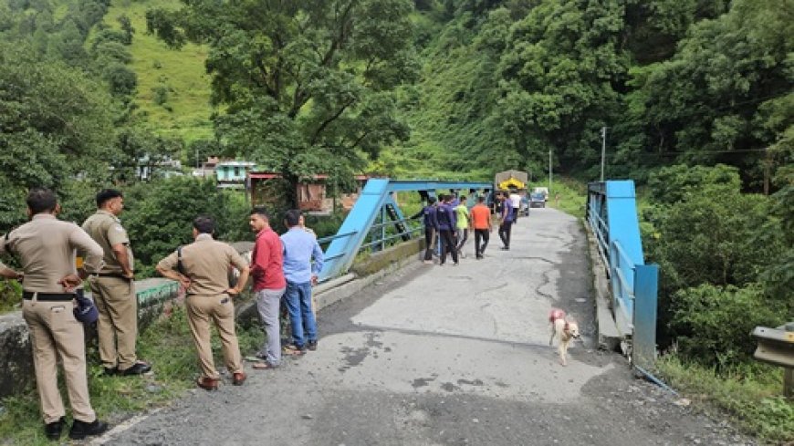 पुलिस वाहन से कूदकर भागे दो कैदी, नदी में कूदने की आशंका बनी हुई