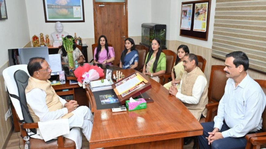 मुख्यमंत्री विष्णुदेव साय ने SAS के प्रशिक्षु अधिकारीयों से की भेंट, प्रशासनिक सेवा की भूमिका पर की चर्चा