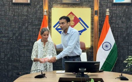 डीएम ने दिवंगत कर्मचारी की पत्नी की ऋण समस्या पर एसडीएम को कार्रवाई के निर्देश दिए