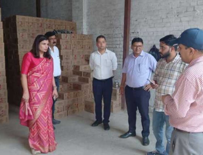 देहरादून कुँआवाला क्षेत्र में आबकारी विभाग का औचक निरीक्षण, शराब गोदामों की जांच
