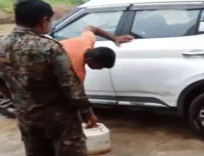 मध्य प्रदेश: दबोह थाने के बाहर घायल युवक की पुकार अनसुनी, पुलिसकर्मी वाहनों की सफाई में जुटे