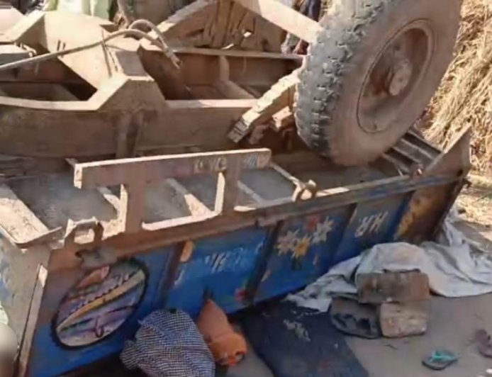 मुरैना में श्रद्धालुओं से भरी ट्रैक्टर-ट्रॉली पलटी, दो की मौत और 18 घायल