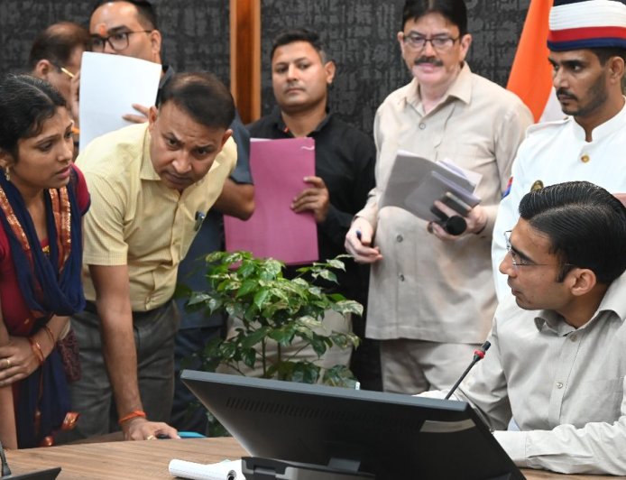 जनता दर्शन में 121 शिकायतें सुनीं, डीएम सविन बंसल ने मौके पर किया अधिकांश का समाधान