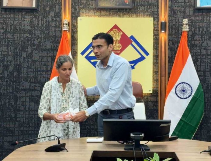 डीएम ने दिवंगत कर्मचारी की पत्नी की ऋण समस्याओं पर गंभीरता से लिया एक्शन
