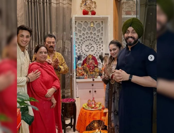 युवा क्रिकेटर अभिषेक शर्मा ने परिवार संग मनाई दिवाली, खूबसूरत तस्वीरें शेयर की