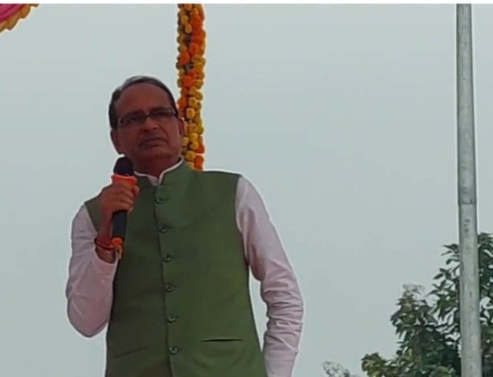 शिवराज सिंह का आदिवासी भूमि पर वन विभाग की कार्रवाई के खिलाफ विरोध: "मामा तो आज है, कल नहीं रहा तो क्या करोगे"