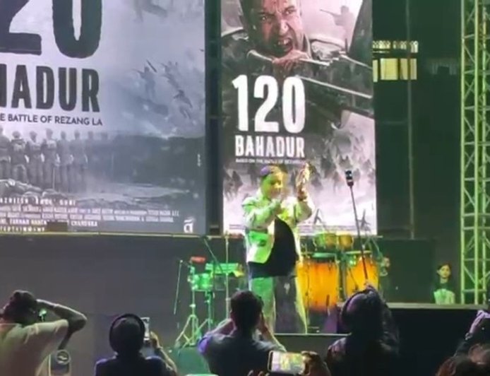 चंडीगढ़ यूनिवर्सिटी में फिल्म ‘120 बहादुर’ के गानों का भव्य लॉन्च, देशभक्ति का जज़्बा लेकर आए फरहान अख्तर और सुखविंदर सिंह