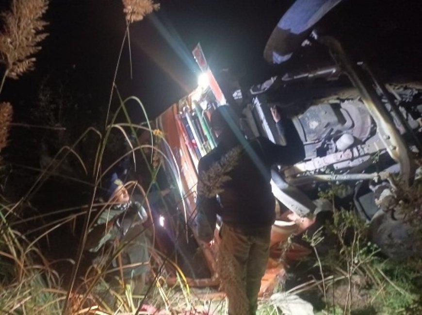 हादसा : नैनी पुल के पास नदी में जा गिरा अनियंत्रित कैंटर