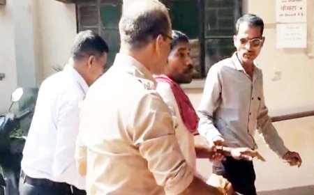 कलेक्टोरेट परिसर में युवक ने खुद पर पेट्रोल छिड़ककर आग लगाने की कोशिश की, सुरक्षाकर्मियों ने युवक से माचिस और पेट्रोल का डिब्बा छीना