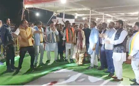 राज्योत्सव का समापन : हमर पारा तुहर पारा… गाने पर रामसेवक पैकरा के साथ झूमे कलेक्टर, एसपी और सीईओ, देखें VIDEO