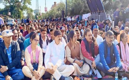 प्रदेश कांग्रेस अध्यक्ष गणेश गोदियाल आंदोलनरत कर्मचारियों के धरना स्थल पर पहुंचे