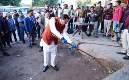 मुख्यमंत्री धामी का आईएसबीटी देहरादून में औचक निरीक्षण, गंदगी देखकर खुद उठाई झाड़ू